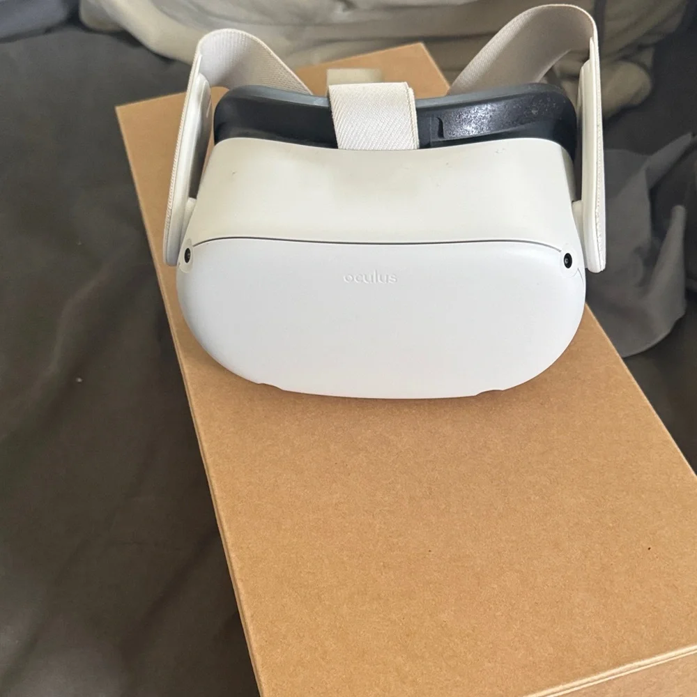 Oculus Quest 2 VR Set in White